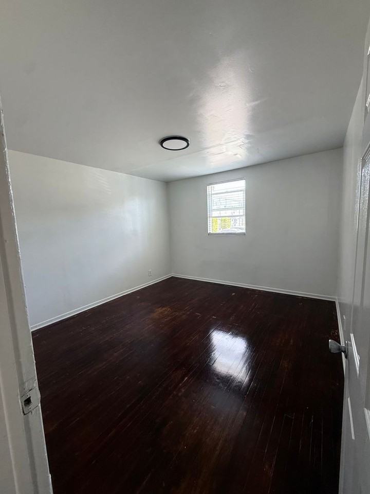 6101 CLYBOURN - Photo 5 of 14