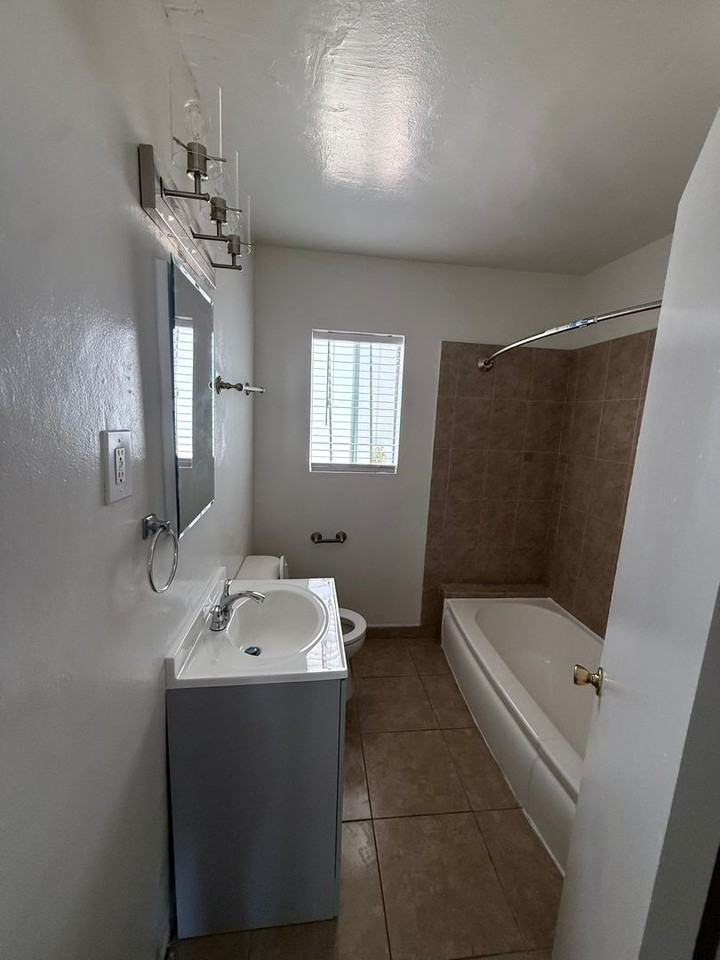 6101 CLYBOURN - Photo 6 of 14