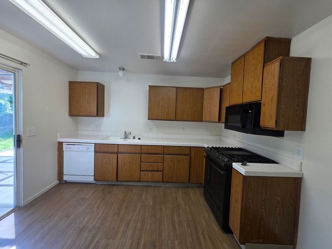 2211 W Sweet Ct - Photo 4 of 9