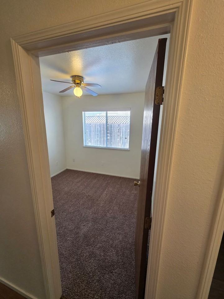 2211 W Sweet Ct - Photo 6 of 9