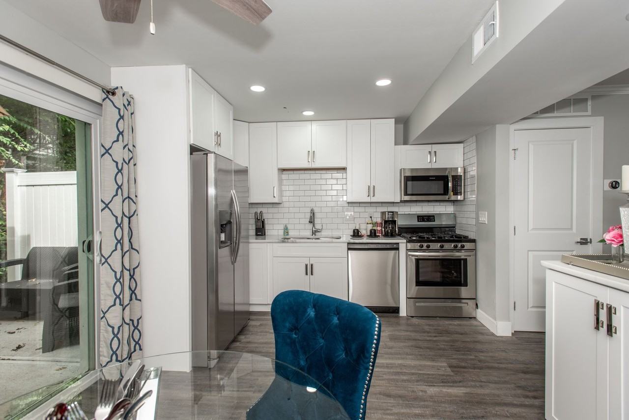 240 Irwin Pl - Photo 3 of 8