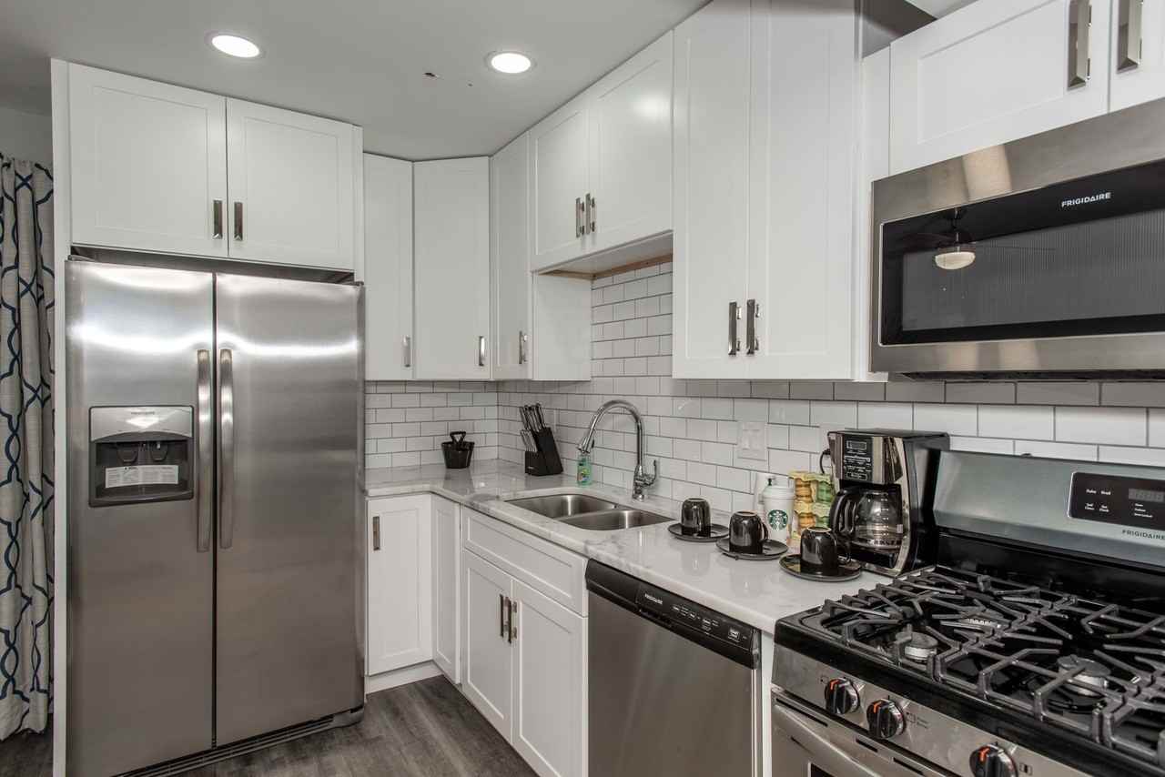 240 Irwin Pl - Photo 4 of 8