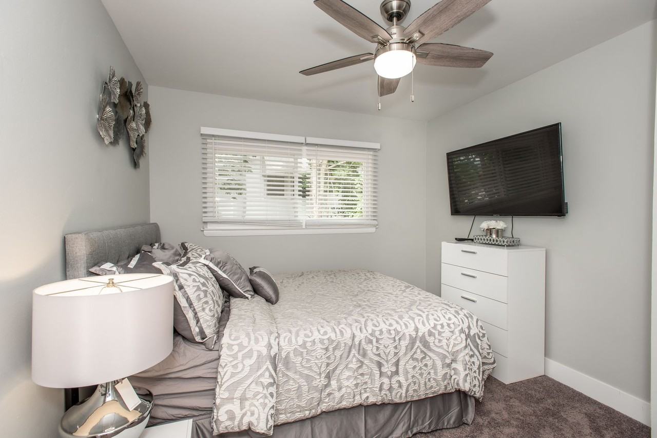 240 Irwin Pl - Photo 6 of 8