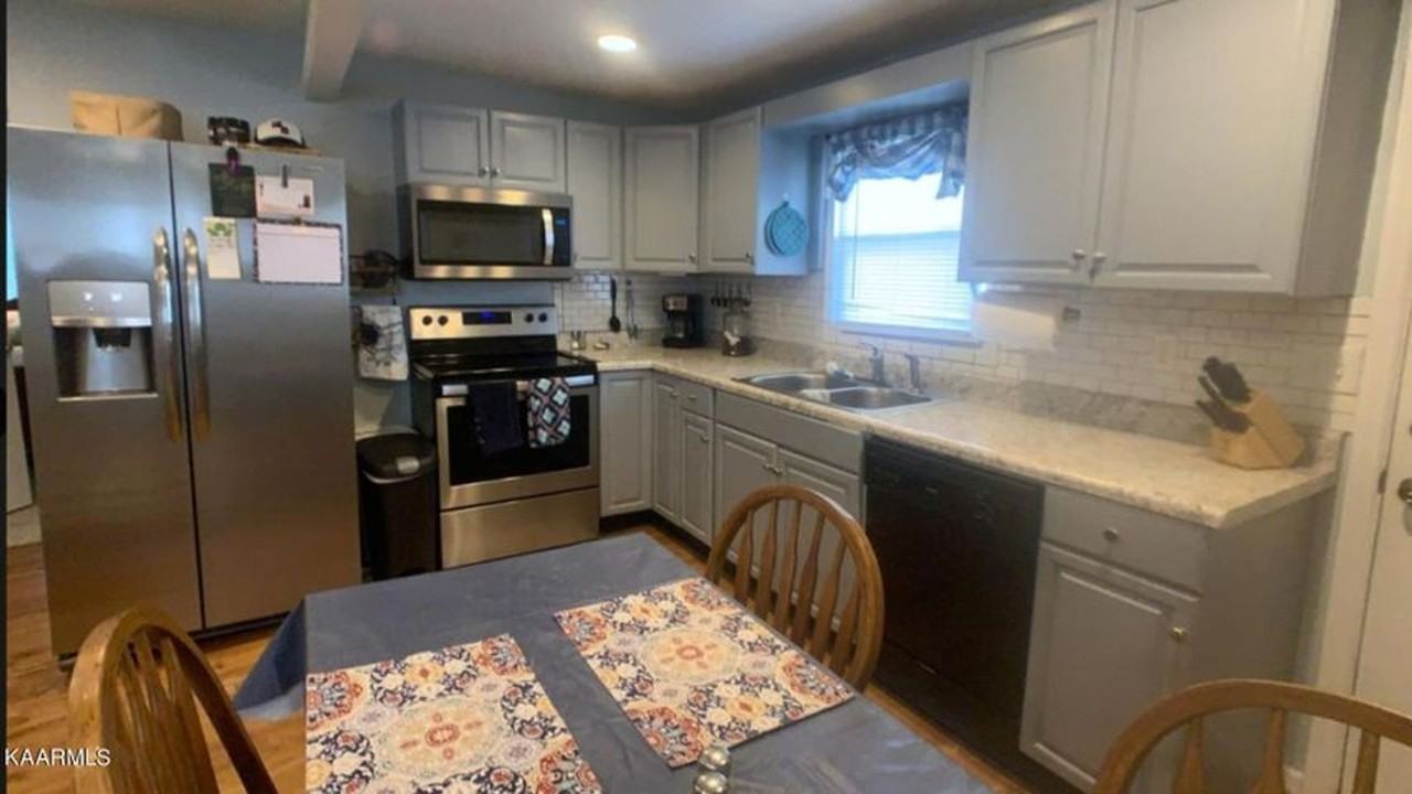 1423 Monroe Ave - Photo 6 of 16