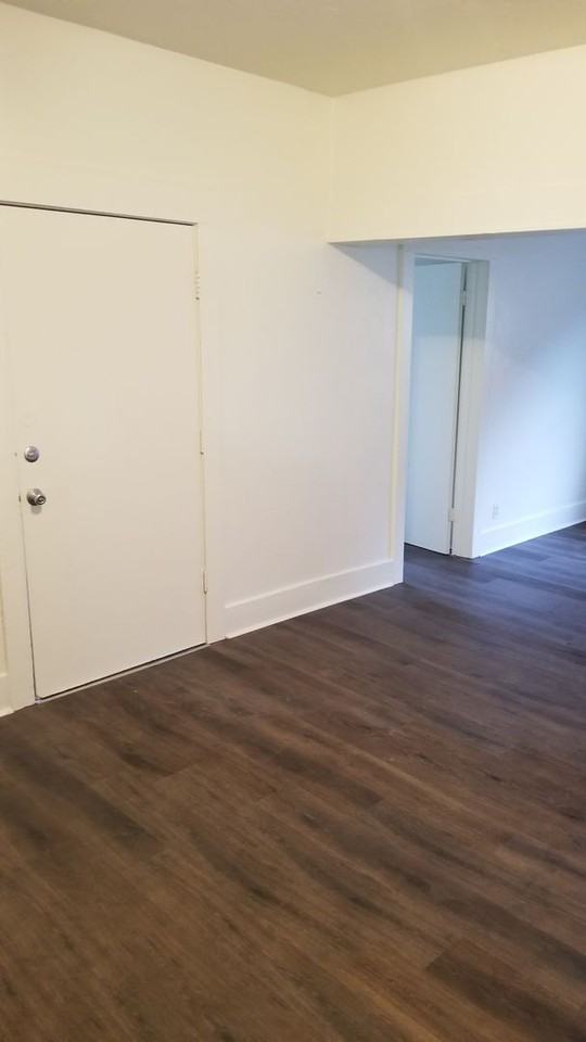 1216 E Pierce St - Photo 4 of 9