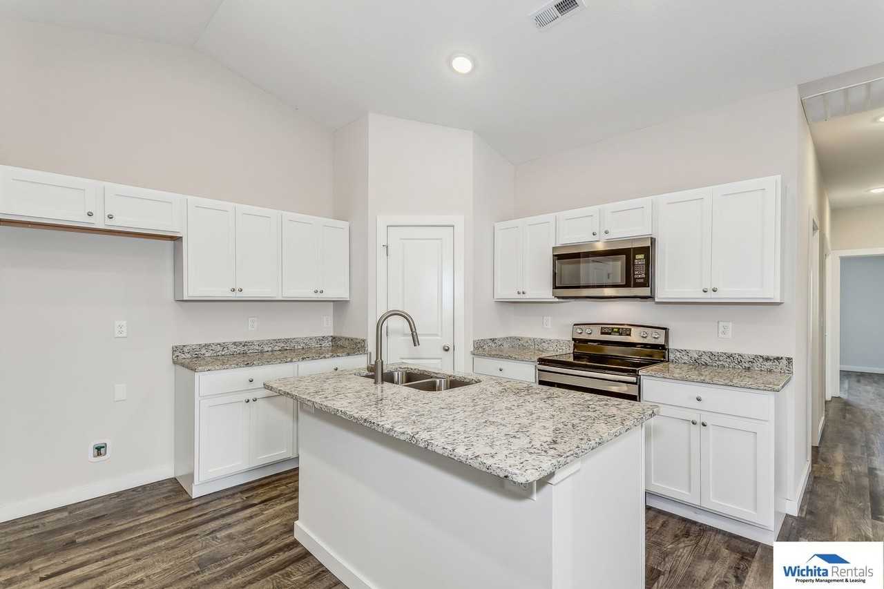 536 Martens Ct - Photo 3 of 10