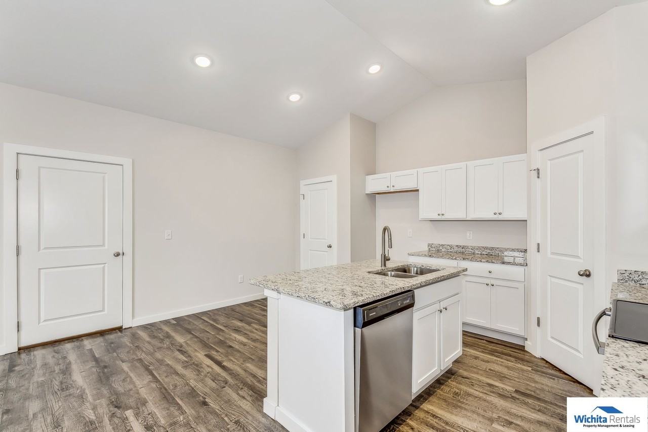 536 Martens Ct - Photo 4 of 10