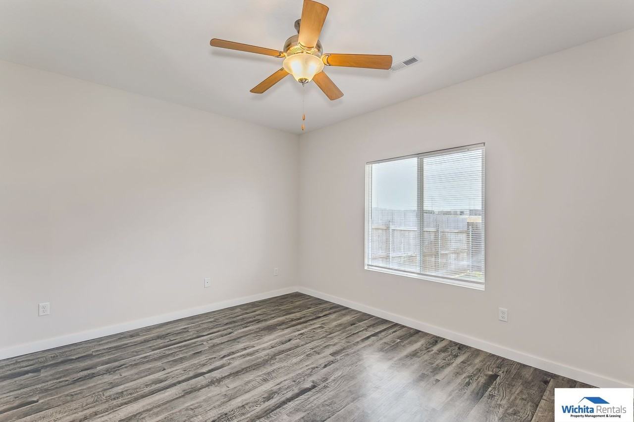 536 Martens Ct - Photo 5 of 10