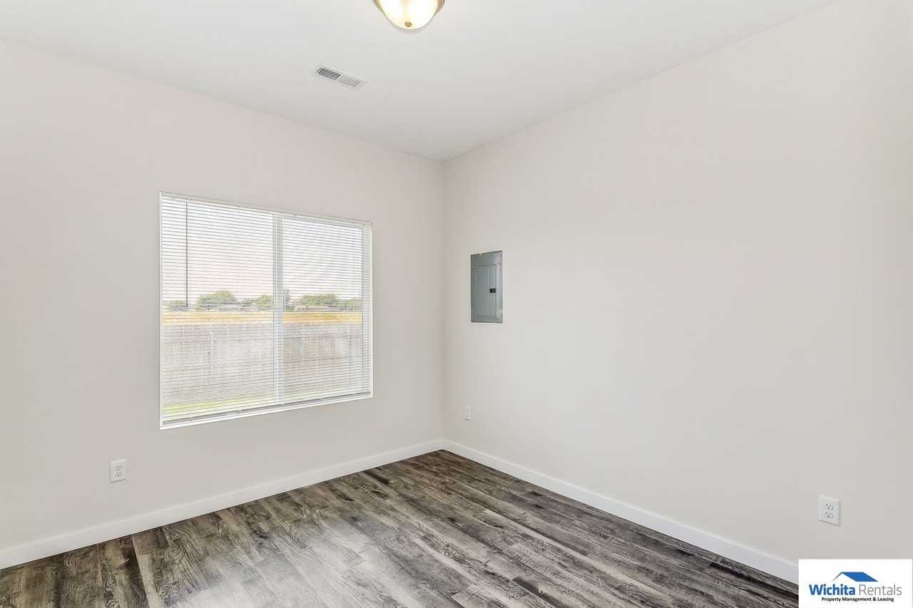 536 Martens Ct - Photo 7 of 10