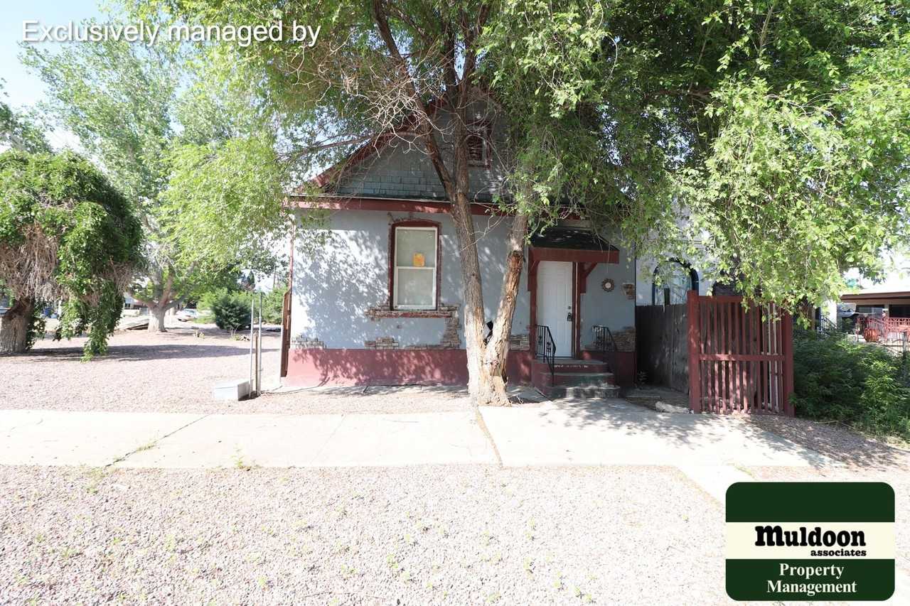 904 E B St
