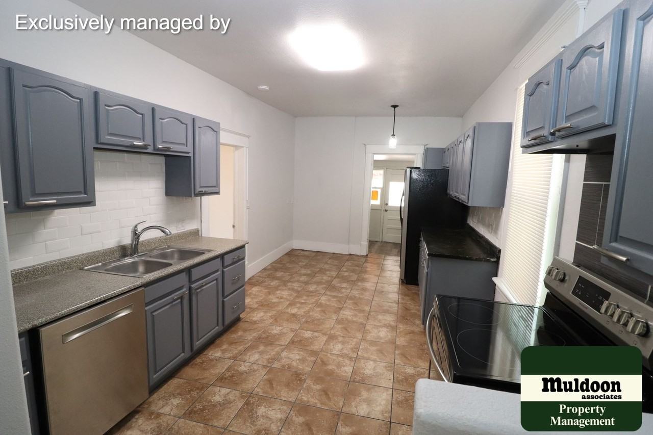 904 E B St - Photo 5 of 8