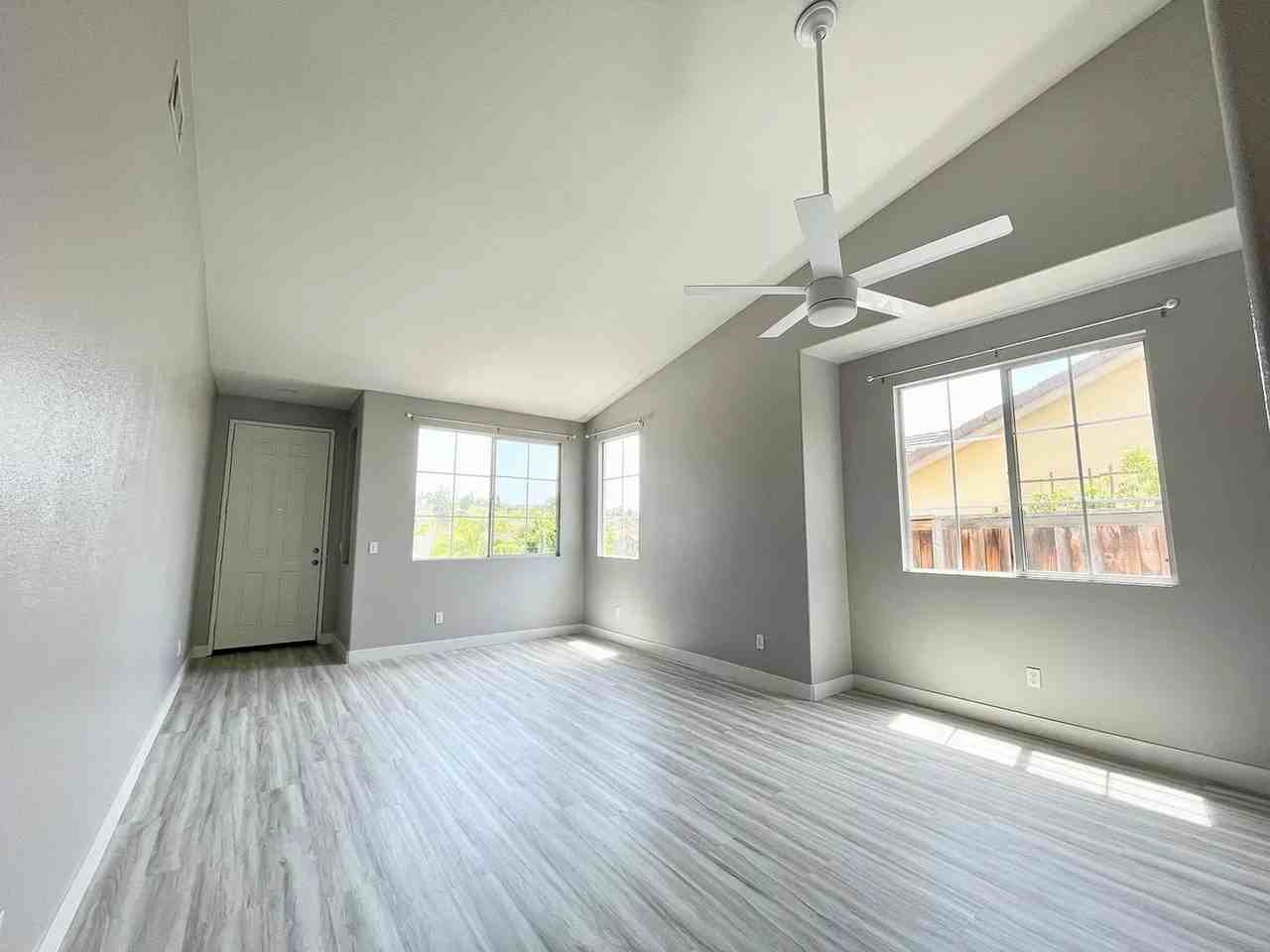 975 Manteca Dr - Photo 3 of 19