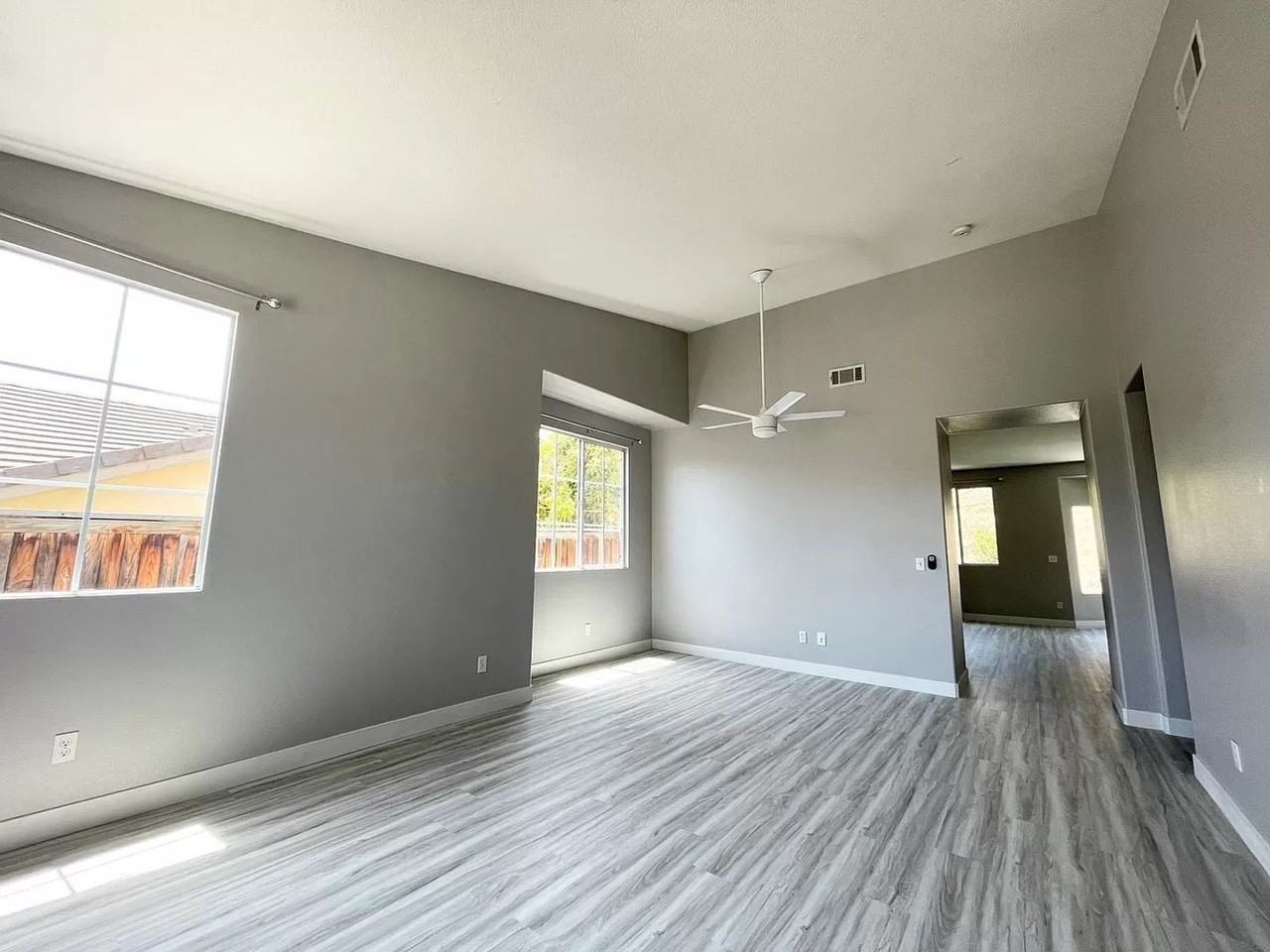 975 Manteca Dr - Photo 4 of 19