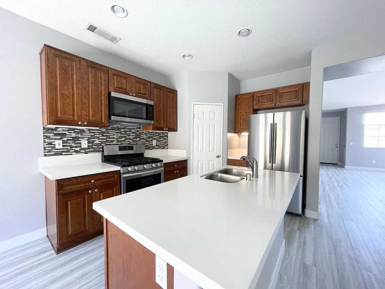 975 Manteca Dr - Photo 7 of 19