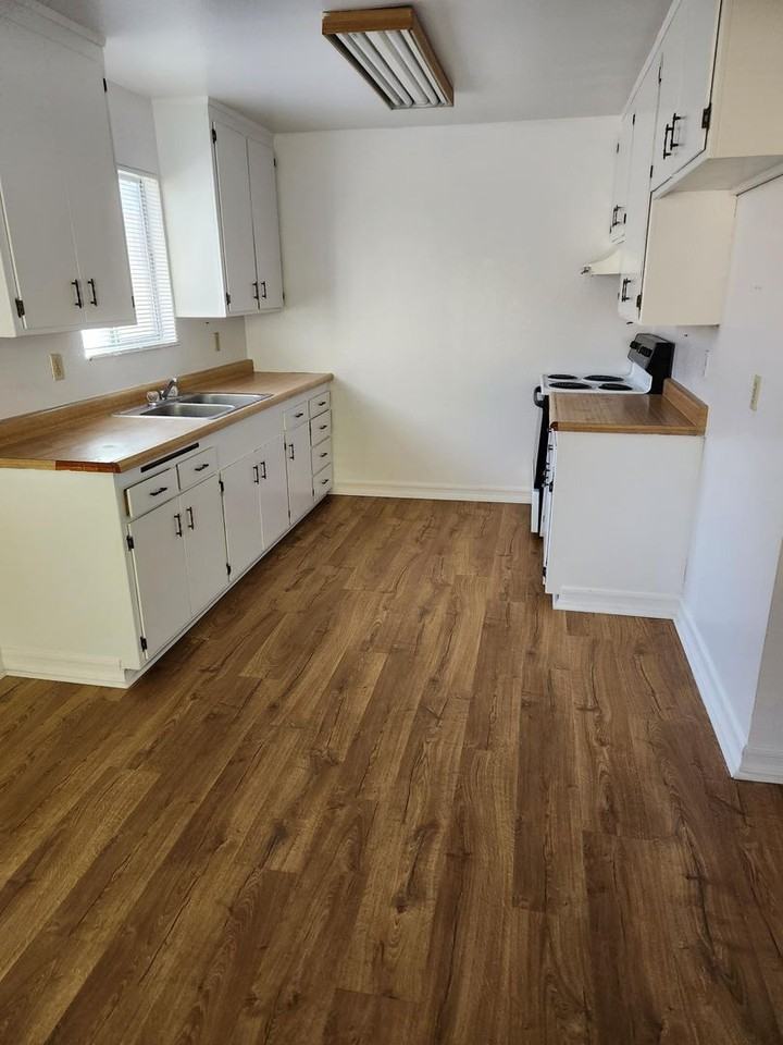 1006 2nd St #A - Photo 5 of 11