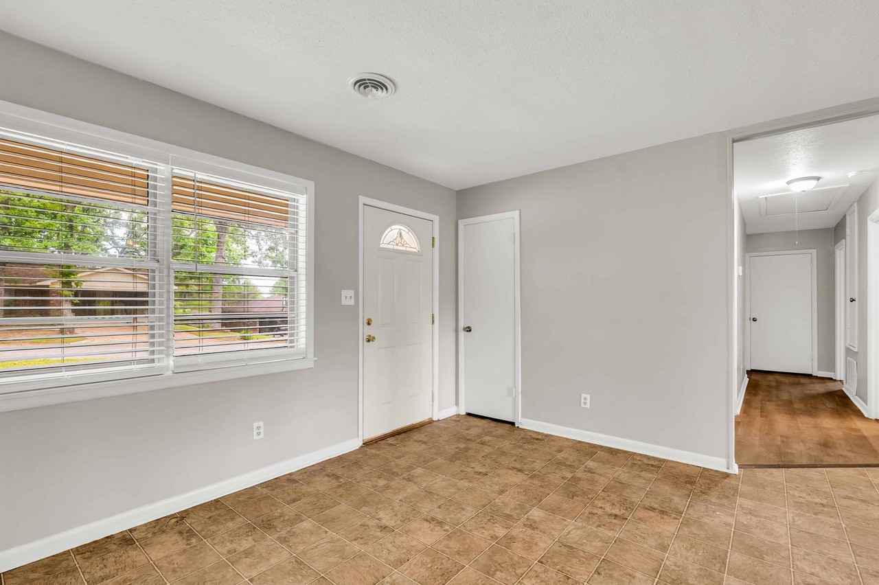 2507 Buckner Ave - Photo 2 of 17