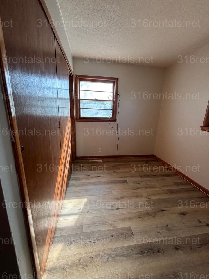 1256 S Summit St - Photo 7 of 18