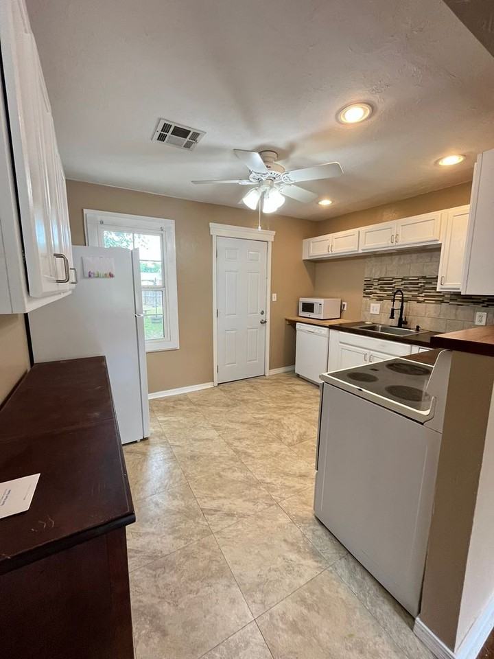 6817 Nw 55th St - Photo 4 of 13