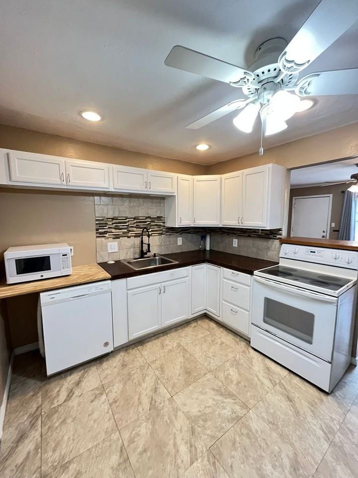 6817 Nw 55th St - Photo 5 of 13