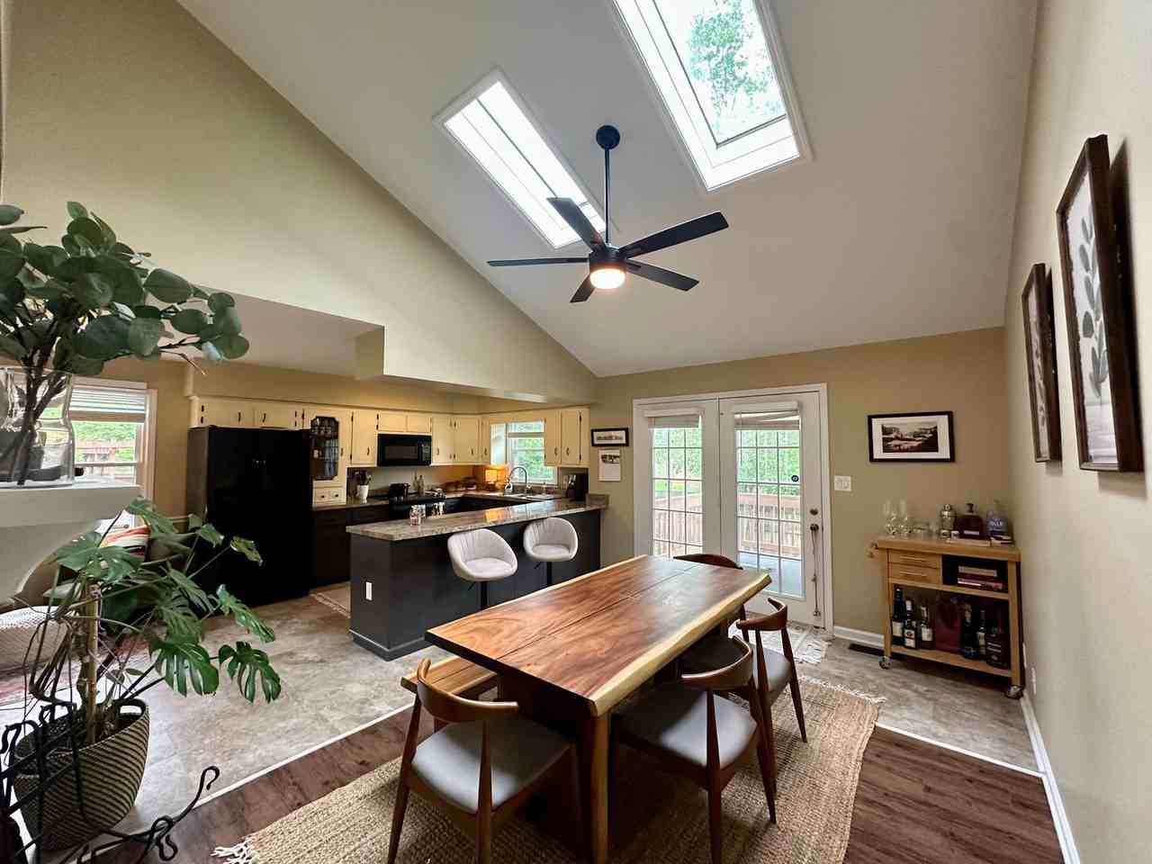 1205 Woodbridge Dr - Photo 4 of 21