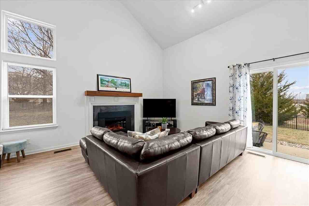 10710 W 115th St - Photo 5 of 27