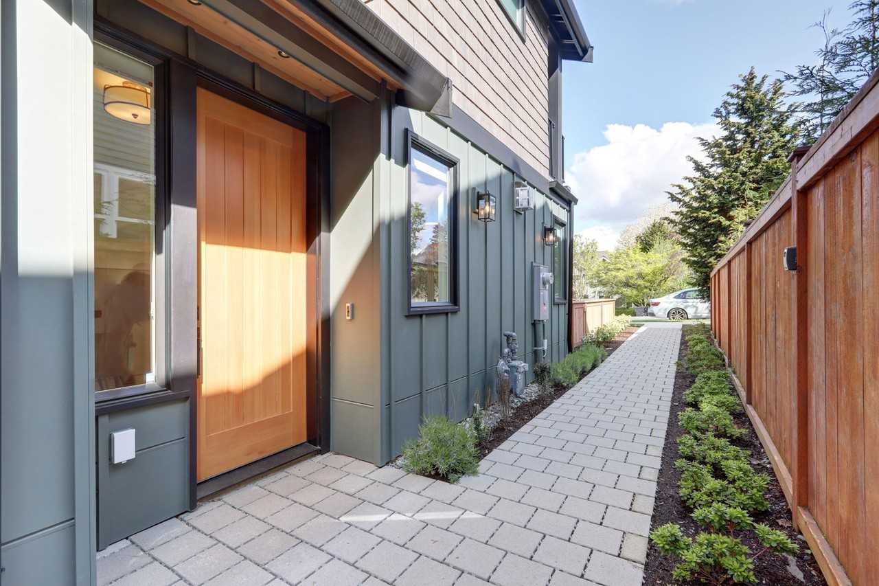 10919 Ne 59th St - Photo 3 of 20