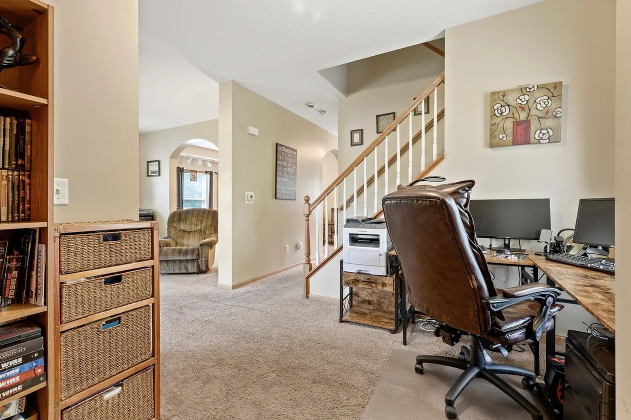 1600 Thomas Ave N - Photo 2 of 30