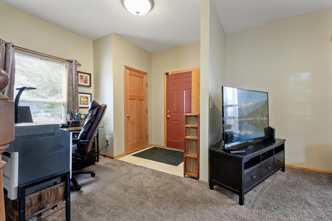 1600 Thomas Ave N - Photo 3 of 30