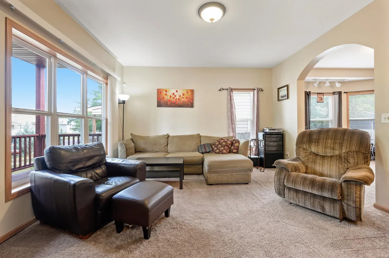 1600 Thomas Ave N - Photo 4 of 30