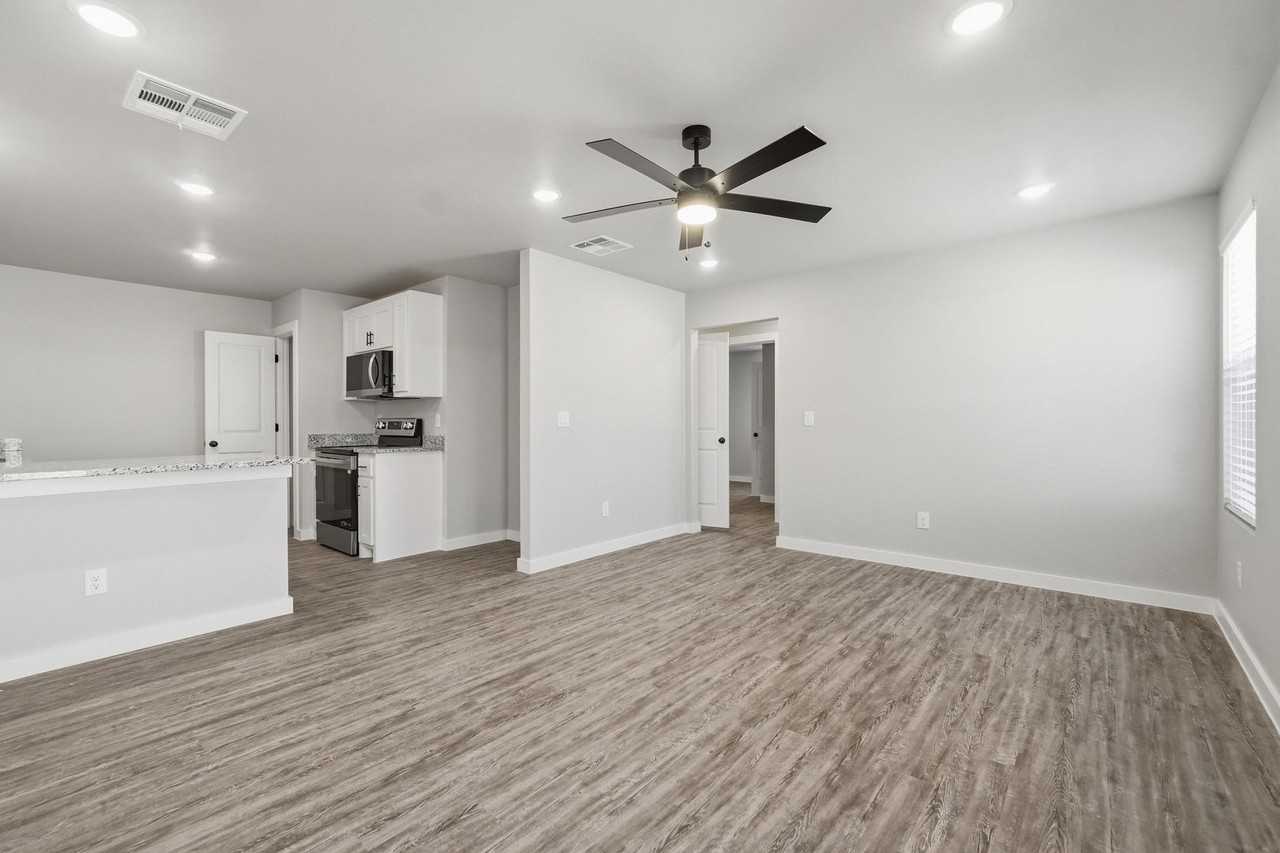 2884 Glennster St - Photo 5 of 30