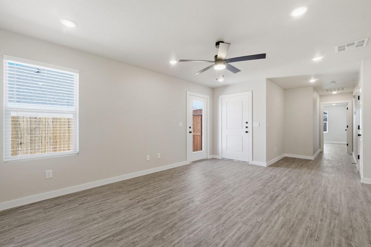 2884 Glennster St - Photo 7 of 30