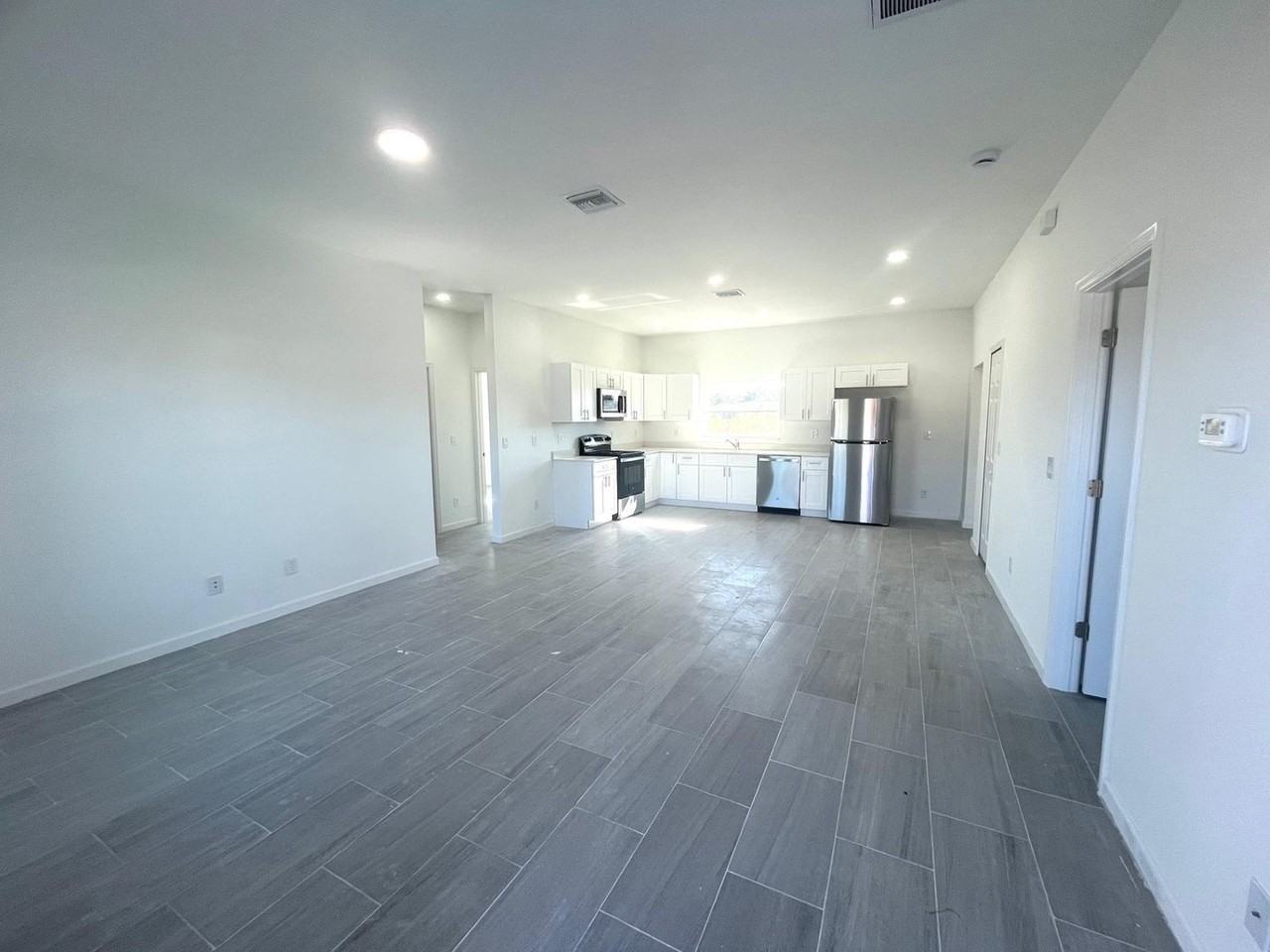 1701 Ne 44th Ter - Photo 2 of 11