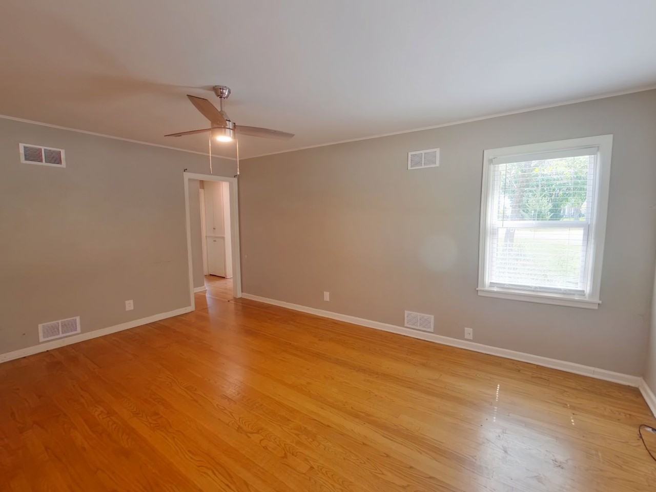 430 N Jackson Heights St - Photo 2 of 11