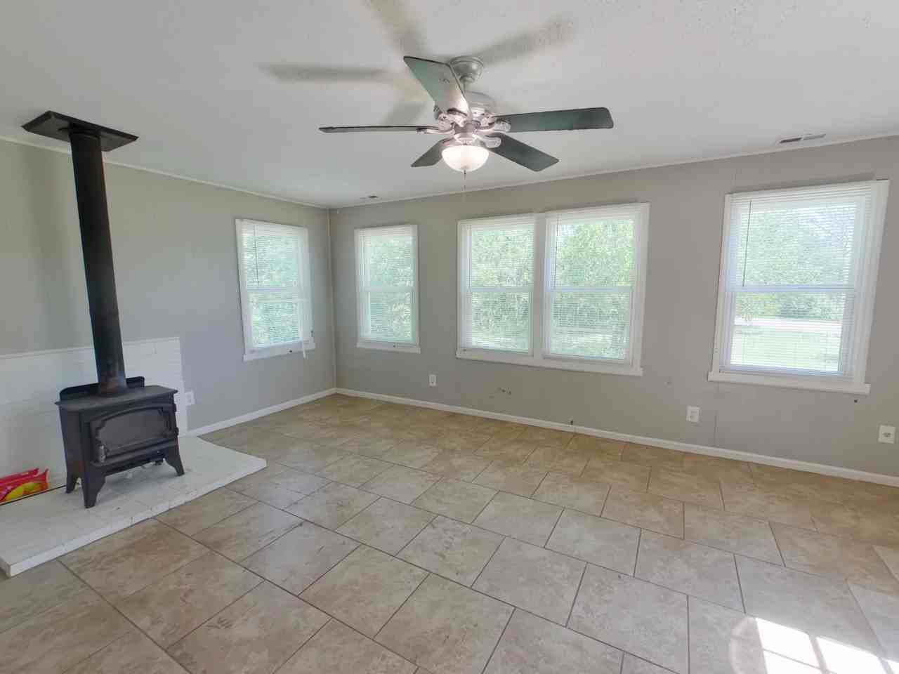 430 N Jackson Heights St - Photo 5 of 11