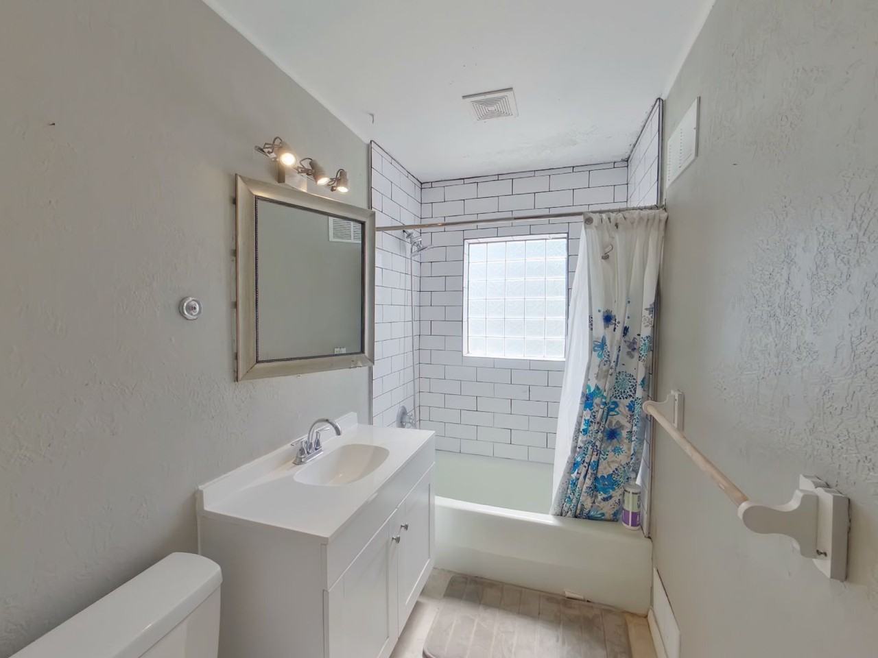 430 N Jackson Heights St - Photo 7 of 11