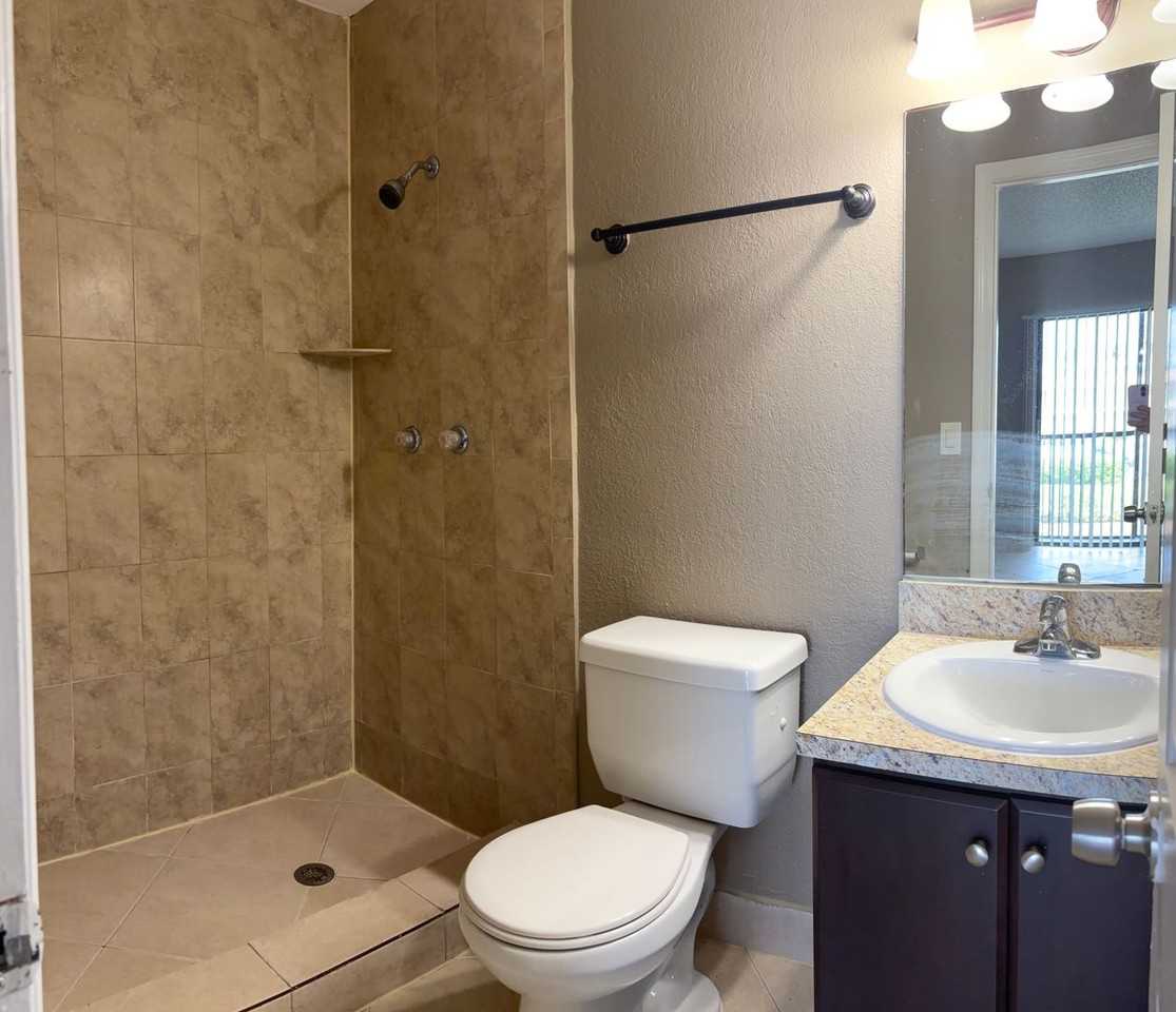 11583 Nw 45th St - Photo 5 of 7