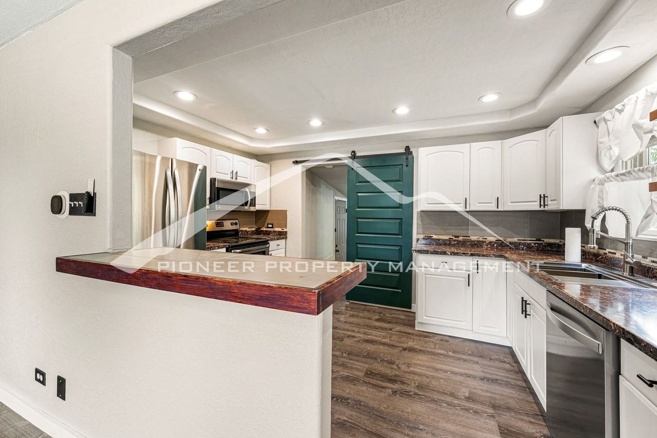 1735 W Burlington Pl - Photo 4 of 14