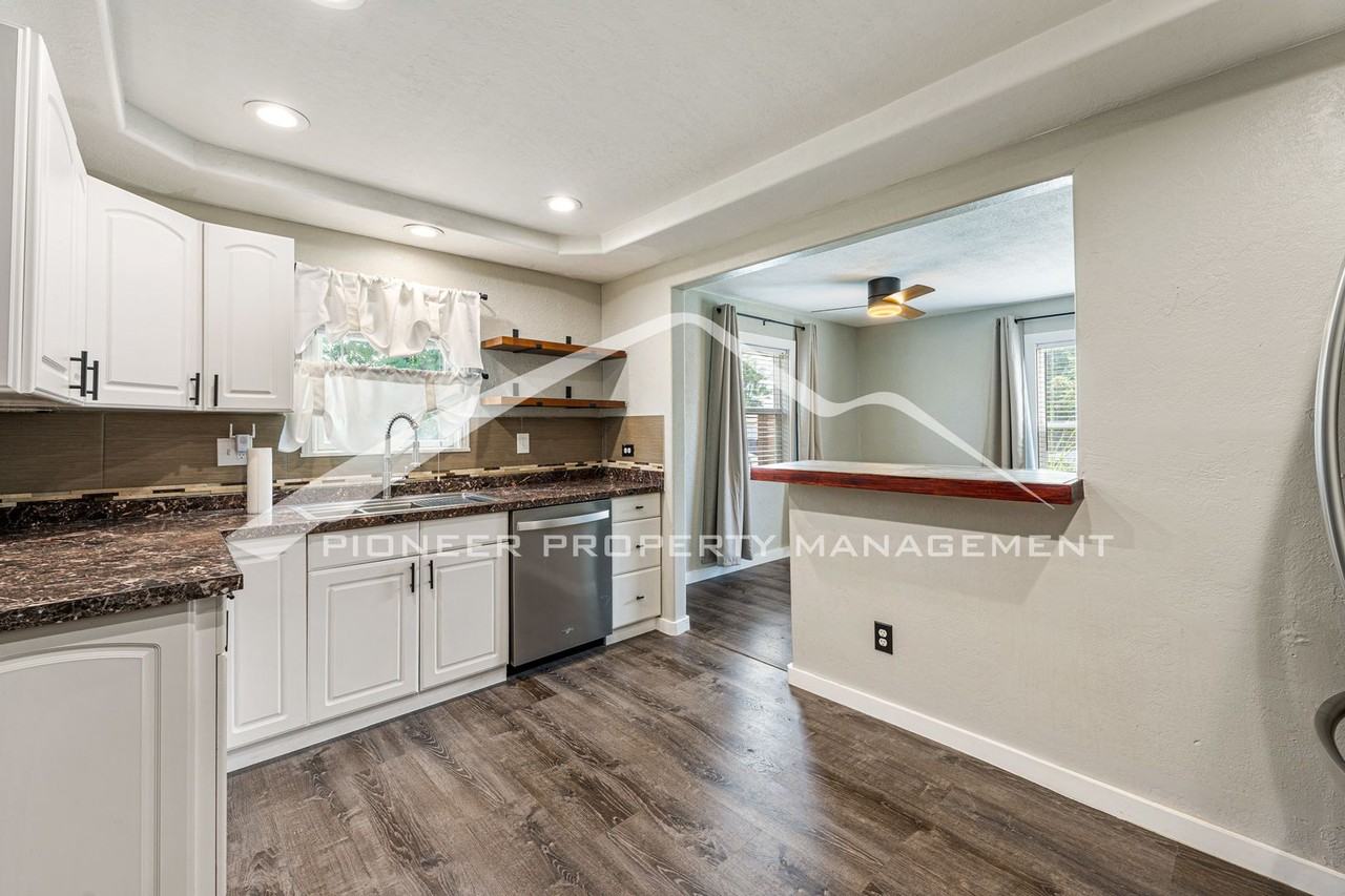 1735 W Burlington Pl - Photo 5 of 14