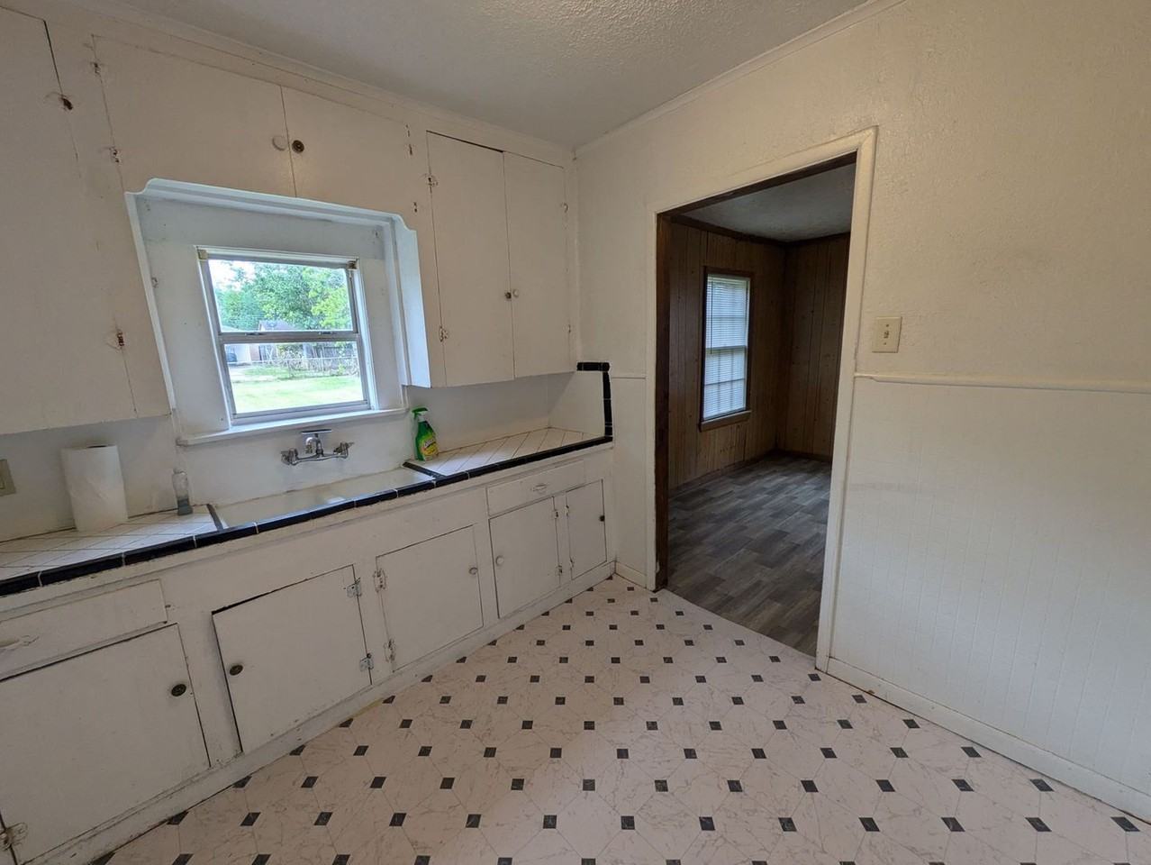 2125 Earl St - Photo 5 of 12