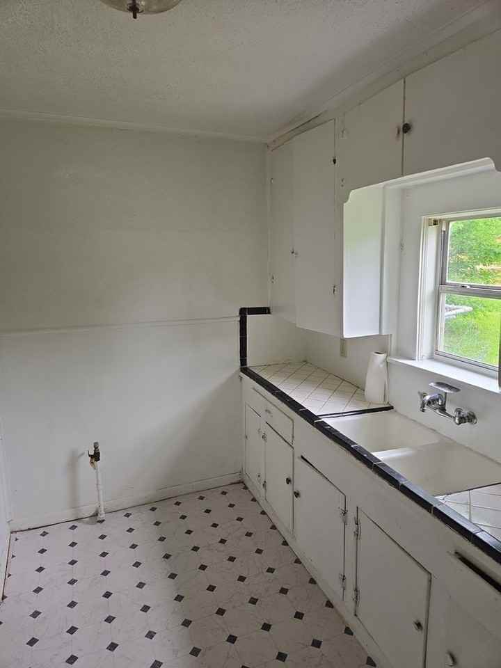 2125 Earl St - Photo 6 of 12