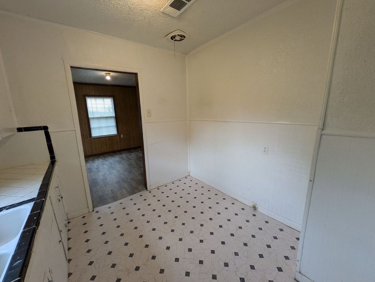 2125 Earl St - Photo 7 of 12