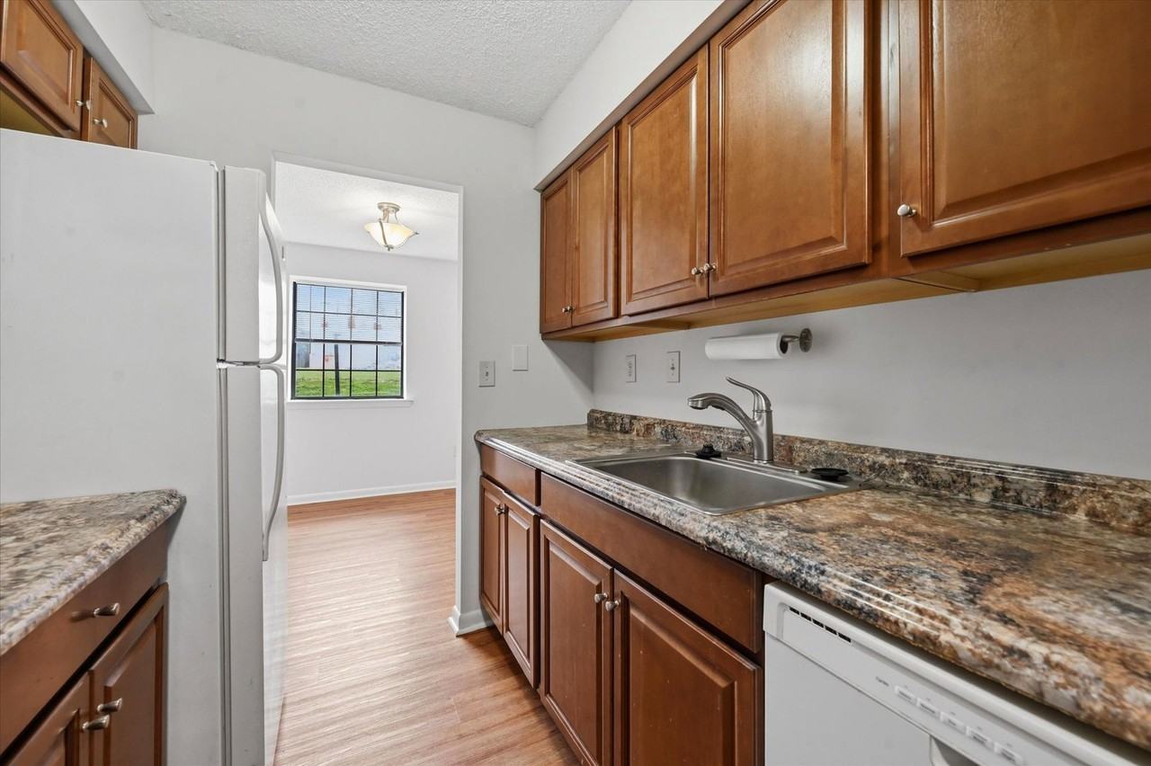 2402 Pond View Dr - Photo 2 of 20