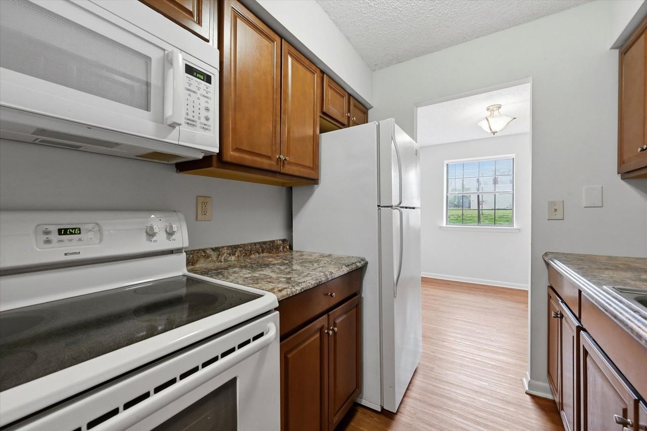 2402 Pond View Dr - Photo 3 of 20