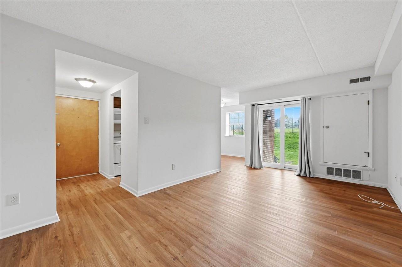 2402 Pond View Dr - Photo 4 of 20