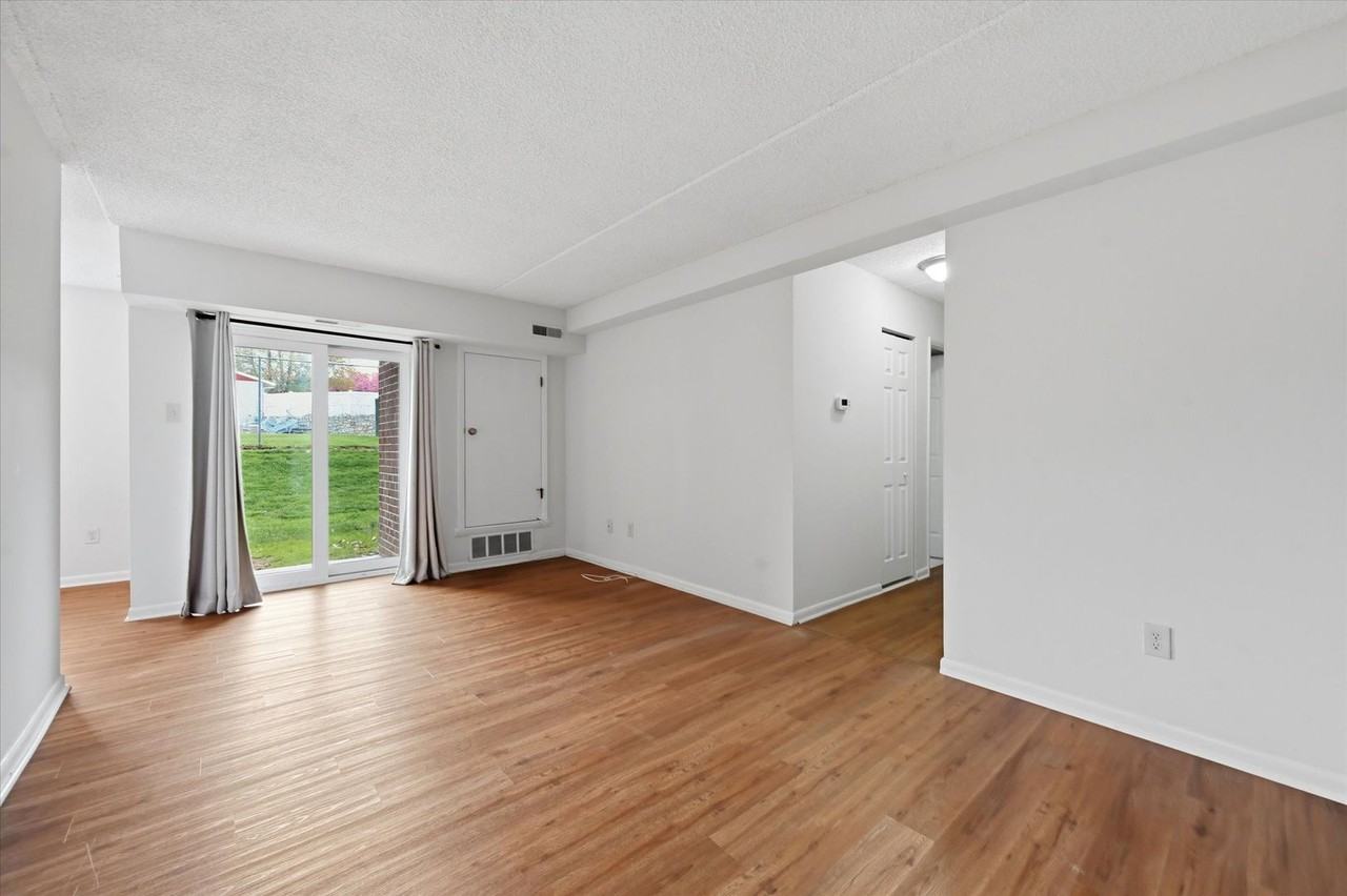 2402 Pond View Dr - Photo 5 of 20