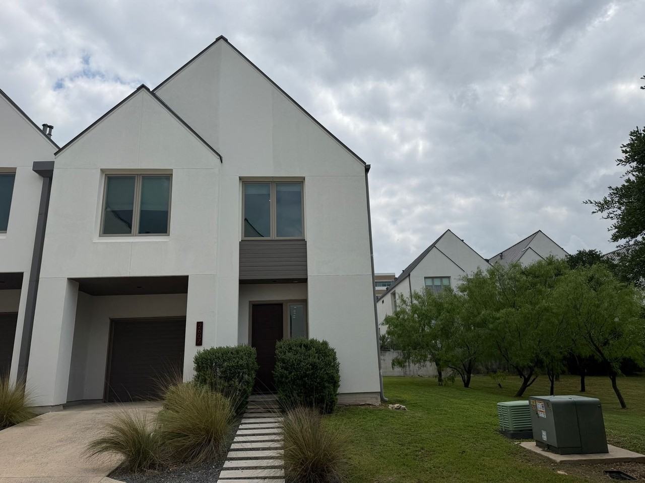 2607 Sutherland St - Photo 2 of 23