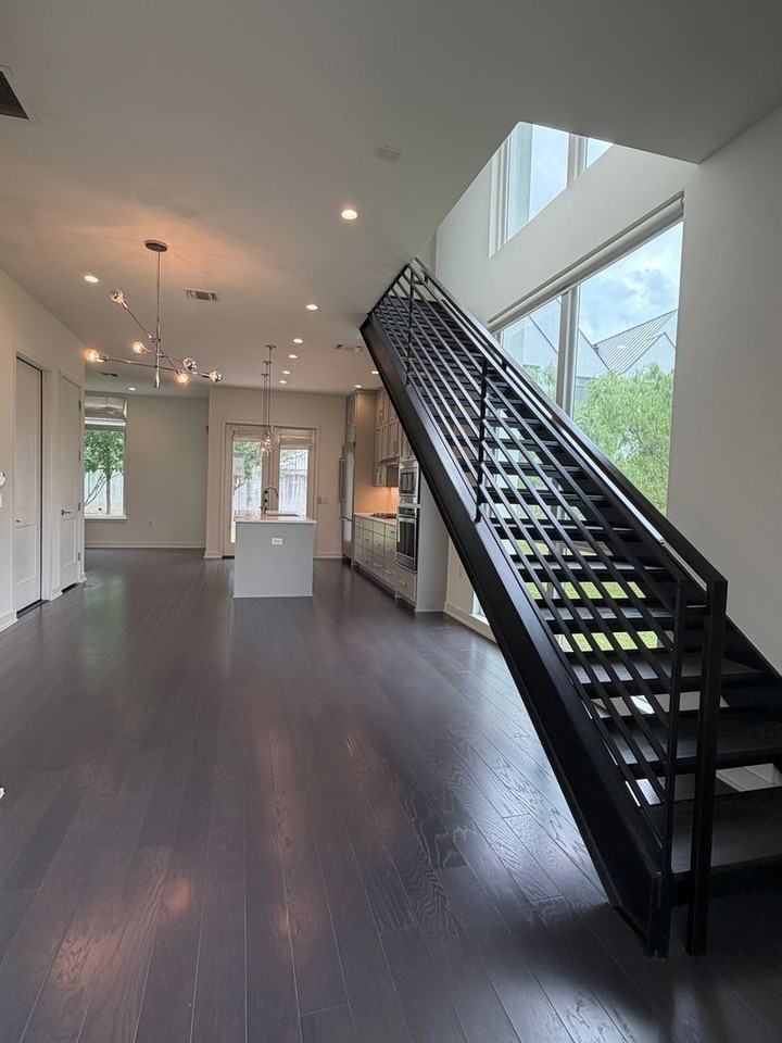 2607 Sutherland St - Photo 3 of 23