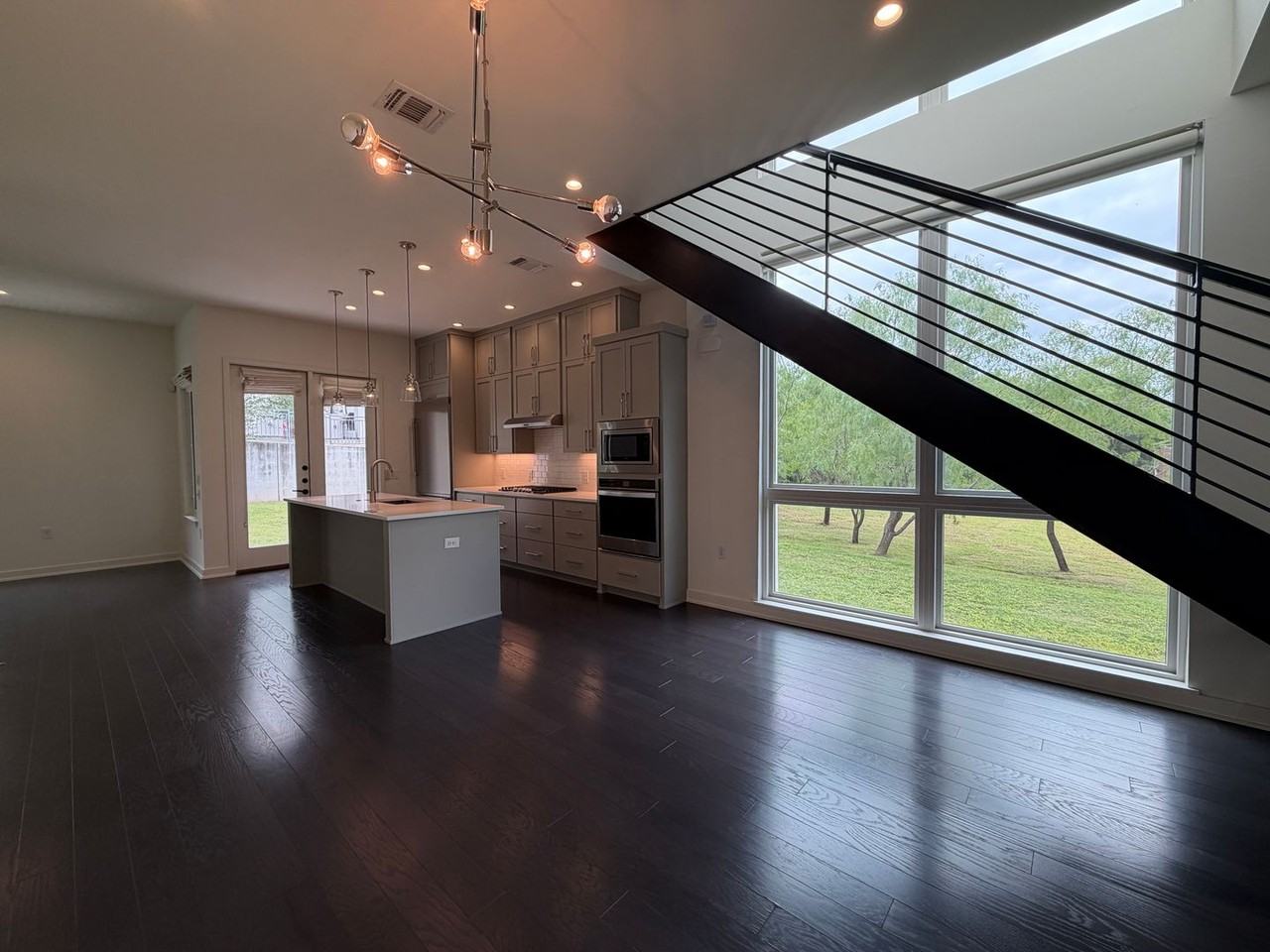 2607 Sutherland St - Photo 4 of 23