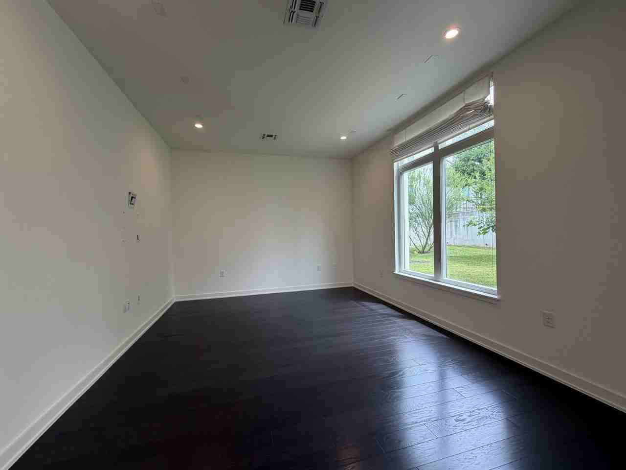 2607 Sutherland St - Photo 7 of 23