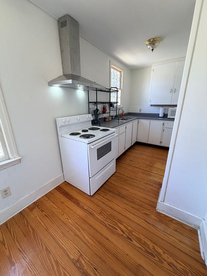 714 E 54th St #A - Photo 5 of 11